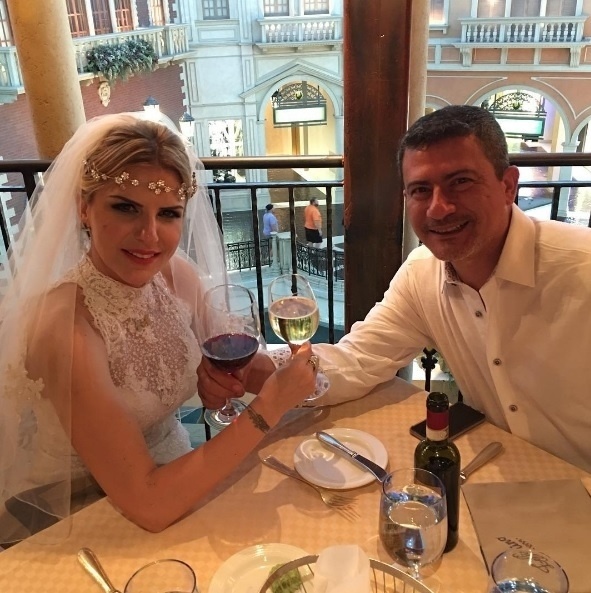 8.ago.2016 - Intérprete do boneco Louro José, Tom Veiga renova os votos de casamento em Las Vegas, Estados Unidos - Reprodução/Instagram/segredim_da_ale