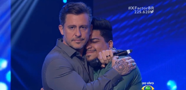 2.nov.2016 - Menos votado pelo público, Rafael é eliminado do "X-Factor" e é consolado por Rick Bonadio - Reprodução /Band