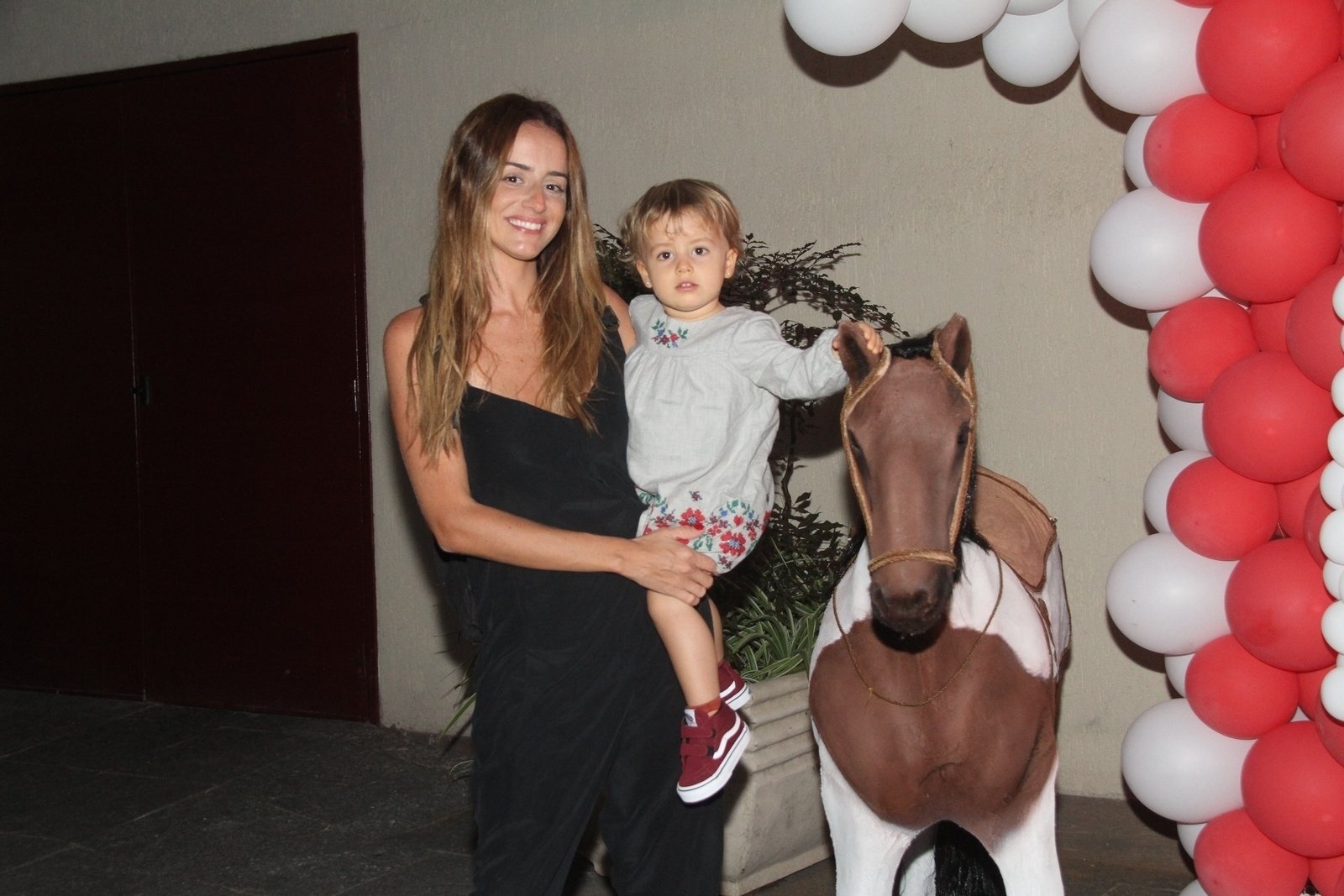 27.nov.2016 - Preta Gil recebe amigos famosos no aniversário de um ano da neta, Sol de Maria, filha de Francisco e a nora, Laura Fernandez - Thyago Andrade/Brazil News