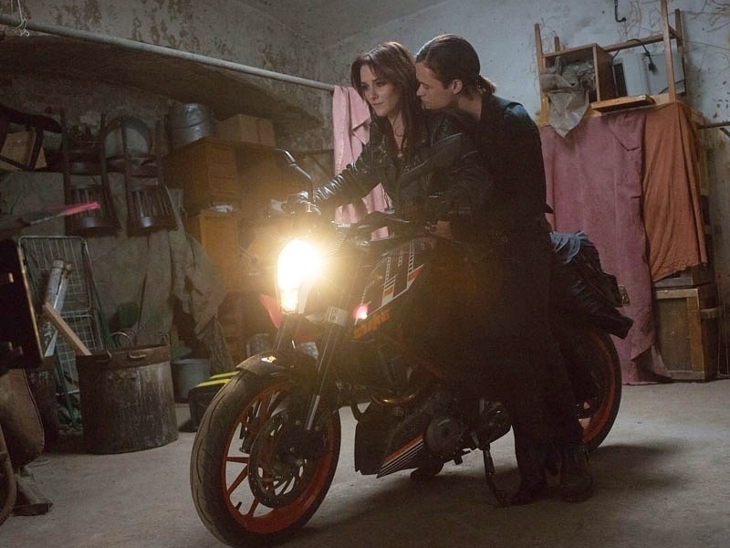 Luce dá carona de moto para o insistente Cam Briel, que tenta conquistar o coração da adolescente em "Fallen" - Divulgação