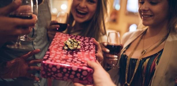 Só uma lembrancinha: brasileiro quer gastar menos no amigo secreto de 2025