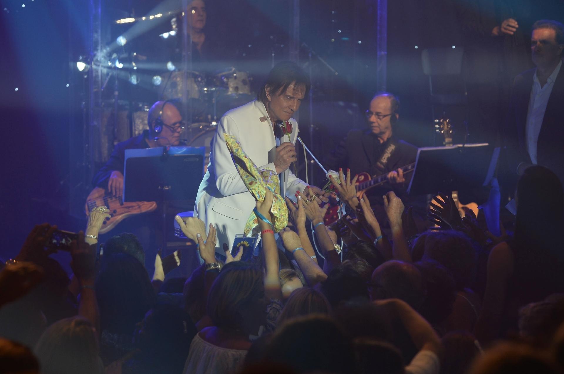 15.fev.2016 - Roberto Carlos se apresentou em um resort na Bahia dentro do Projeto Emoções - Francisco Cepeda/AgNews