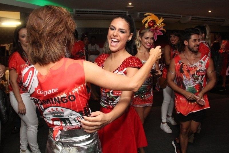 Paloma Bernardi, que desfila hoje pela Grande Rio como Rainha de bateria, era toda sorrisos nos camarotes - AgNews