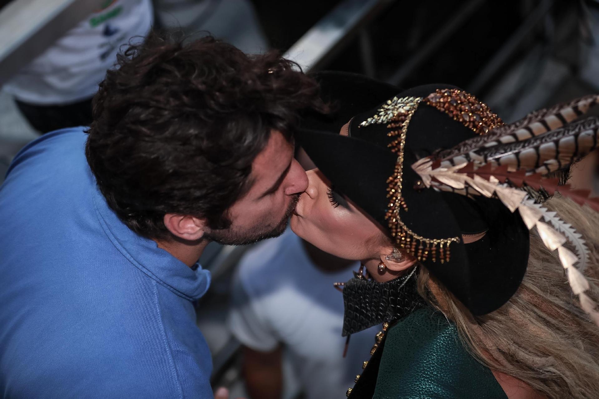 Claudia Leitte ganha um beijinho do marido, Márcio Pedreira, antes de começar a folia no seu bloco Largadinho, em Salvador - Raphael Castello/AgNews