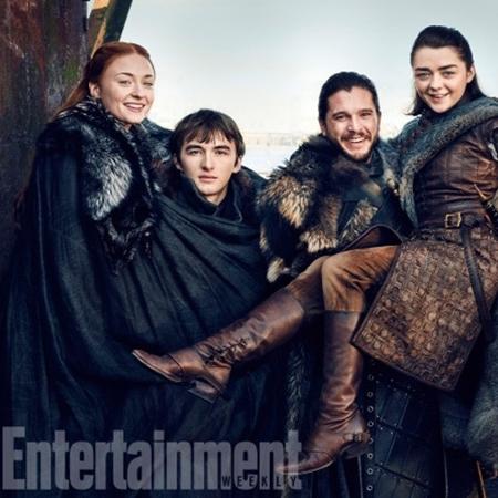 Sophie Turner, Isaac Hempstead Wright, Kit Harrington e Maisie Williams se reúnem em foto tirada nos bastidores da sétima temporada de "Game of Thrones" - Reprodução/Entertainment Weekly