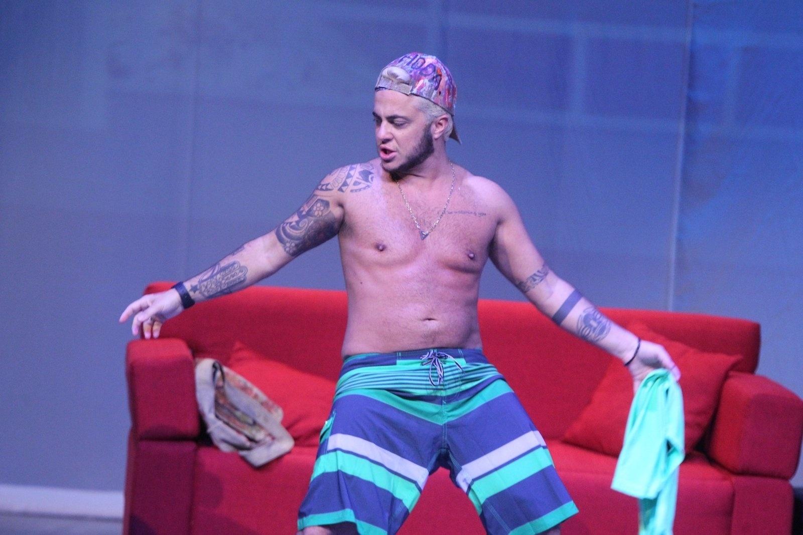 Thammy Miranda estreou nesta sexta-feira (2) a peça "T.R.A.N.S - Terapia de Relacionamento Amorosos Neuróticos Sexuais", no Teatro Glauce Rocha, no Rio, após a primeira apresentação na mostra de teatro Tiradentes em Cena, em Minas Gerais. No espetáculo, ele contracena com a namorada, Andressa Ferreira, tira a camisa e até vai para a cama com ela, mas a cena em que o ator fica de cueca foi retirada - Marcello Sá Barretto/AgNews