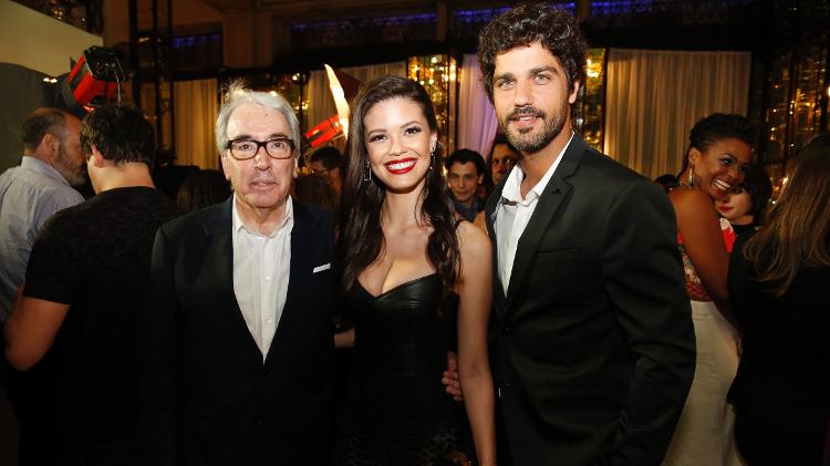 Alcides Nogueira, com a dupla de protagonistas, Vitória Strada e Bruno Cabrerizo, que estrelaram a novela "Tempo de Amar" Alcides Nogueira, com a dupla de protagonistas, Vitória Strada e Bruno Cabrerizo, que estrelaram a novela "Tempo de Amar"