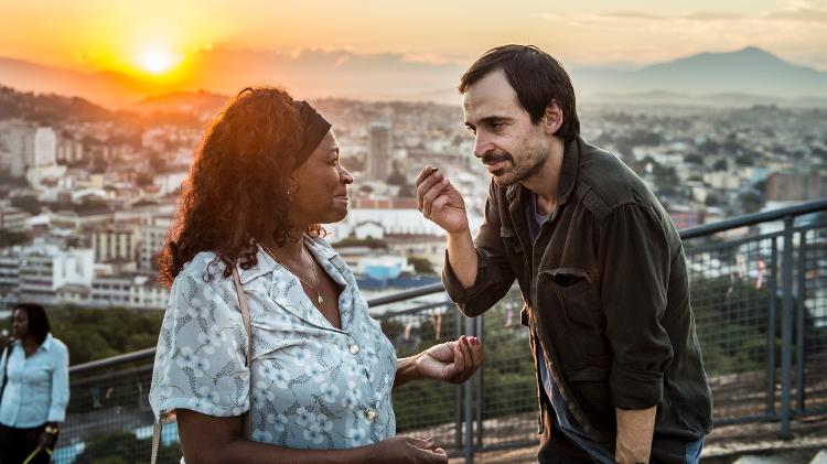 Dona Apolônia (Zezé Motta) dá o projétil a Evandro (Júlio Andrade) na escadaria da Penha em "Sob Pressão" - Mauricio Fidalgo/TV Globo - Mauricio Fidalgo/TV Globo