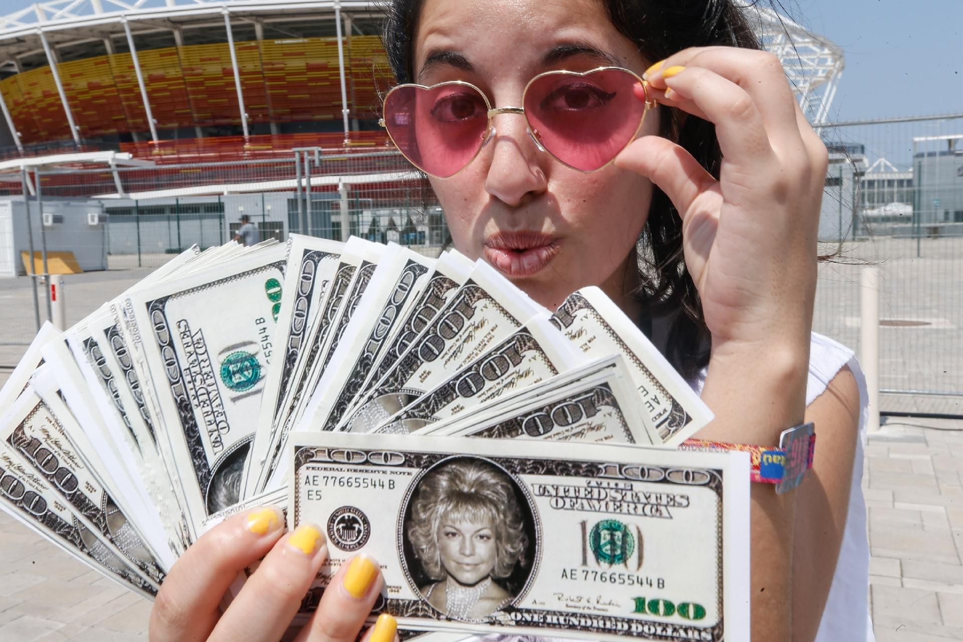 A uruguaia Julieta Moro mostra milhares de dólares com a cara da cantora Fergie - Marco Antonio Teixeira/UOL