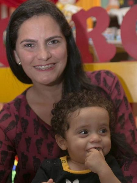 Thaila Fernandes da Silva com o filho, Pedro; ela só descobriu a endometriose ao tentar engravidar - Arquivo pessoal
