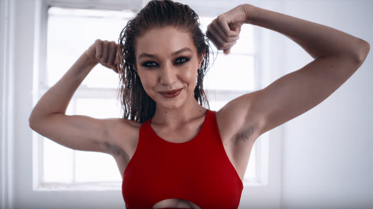 Gigi Hadid para o calendário do advento da revista LOVE - Reprodução/Youtube - Reprodução/Youtube