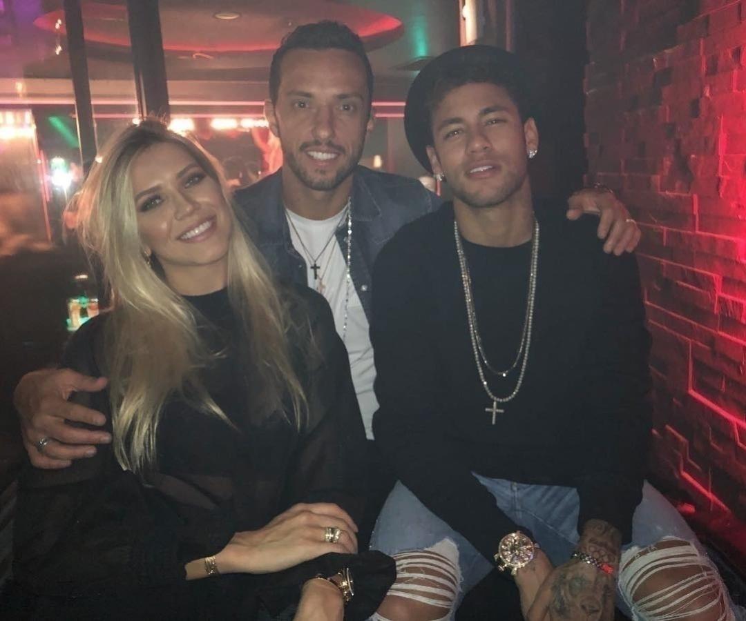 Neymar ao lado do jogador Nenê e da mulher dele, a consultora de estilo Jessica Garducci. O craque do PSG se dá bem com as mulheres dos seus "parças" e não deixa que os eventos em sua casa sejam apenas um "clube do Bolinha" - Reprodução/Instagram/neymarjr