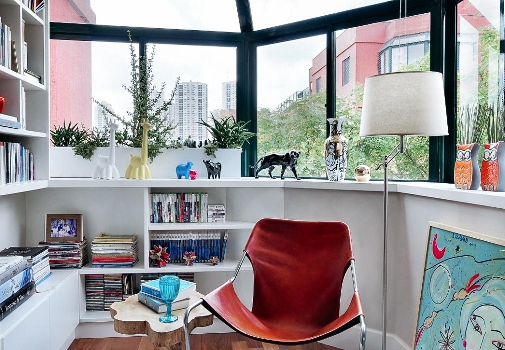Conhecidas como bay windows, essas janelas que se projetam para fora do edifício sempre  dificultam a decoração por serem cheias de cantos. A arquiteta Ana Yoshida resolveu a questão aproveitando a área de baixo para criar prateleiras e nichos - Sidney Doll / Divulgação