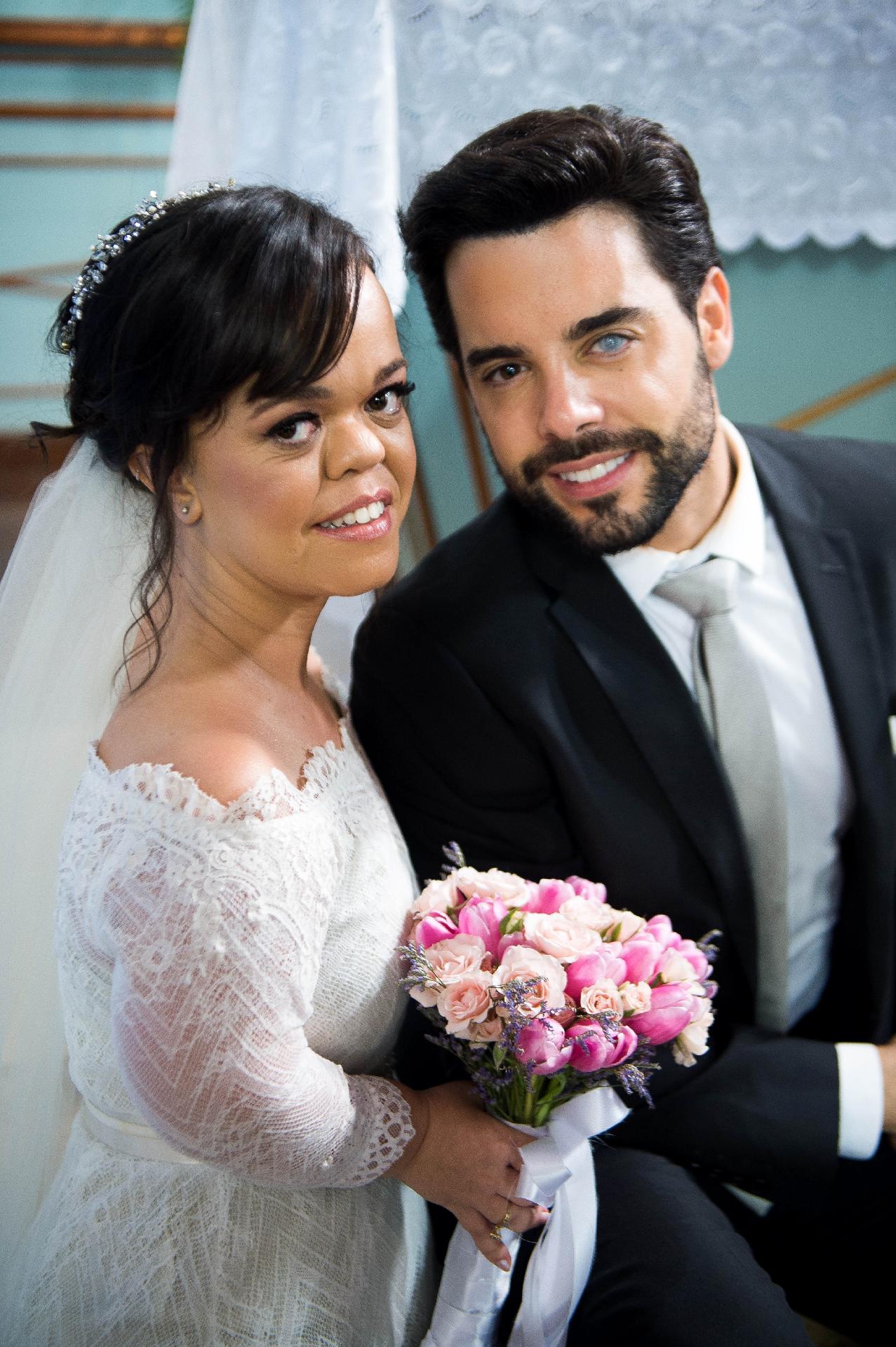 Estela (Juliana Caldas) se casa com Amaro (Pedro Carvalho) em "O Outro Lado do Paraíso" - Raquel Cunha/TV Globo