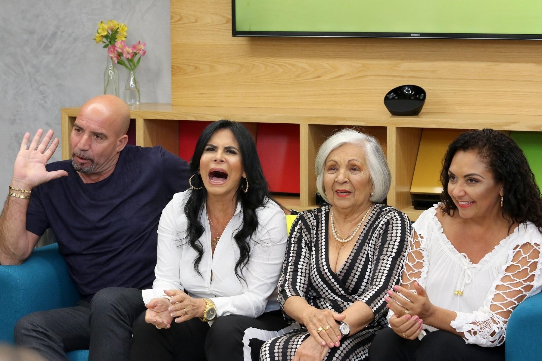 Gretchen ao lado do marido, Carlos Marques, da mãe, Maria José, e da irmã, Deusilene - Thiago Duran/AgNews