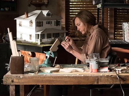 Toni Collette e as miniaturas em "Hereditário" - Divulgação