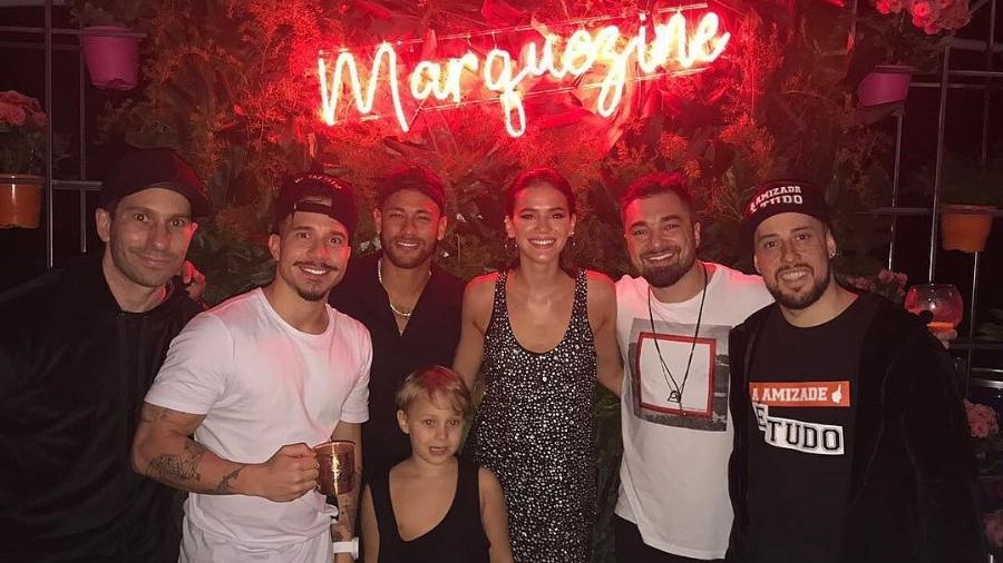 Neymar, Bruna Marquezine e Davi Lucca posam com o grupo de pagode Jeito Moleque na festa de aniversário da atriz na mansão do namorado - Reprodução/Instagram/jeitomoleque