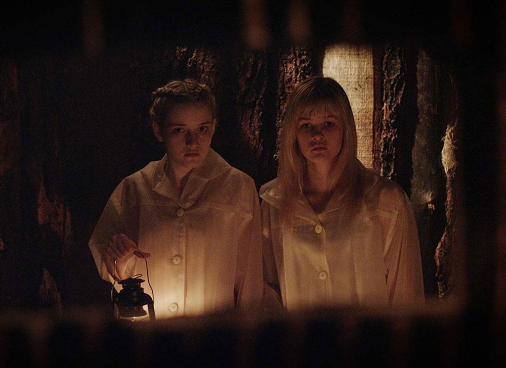 Ambyr Childers e Julia Garner em cena de "Somos o Que Somos" (2013) - Divulgação