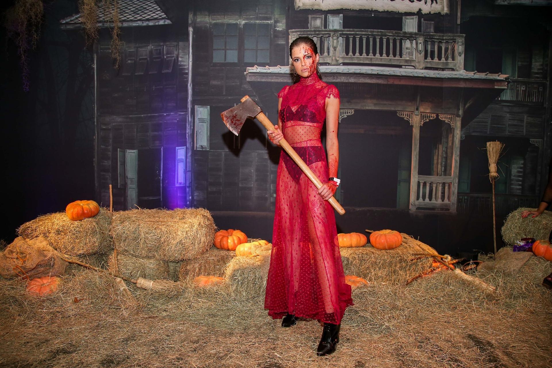 A atriz Agatha Moreira escolheu uma fantasia de kit antimachista para o baile de Halloween do hotel Copacabana Palace, no Rio de Janeiro - Julio Cesar Guimaraes/UOL