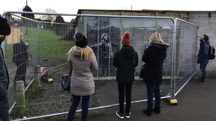 Obra de Banksy feita em residência no País de Gales atrai centenas de turistas - BBC - BBC