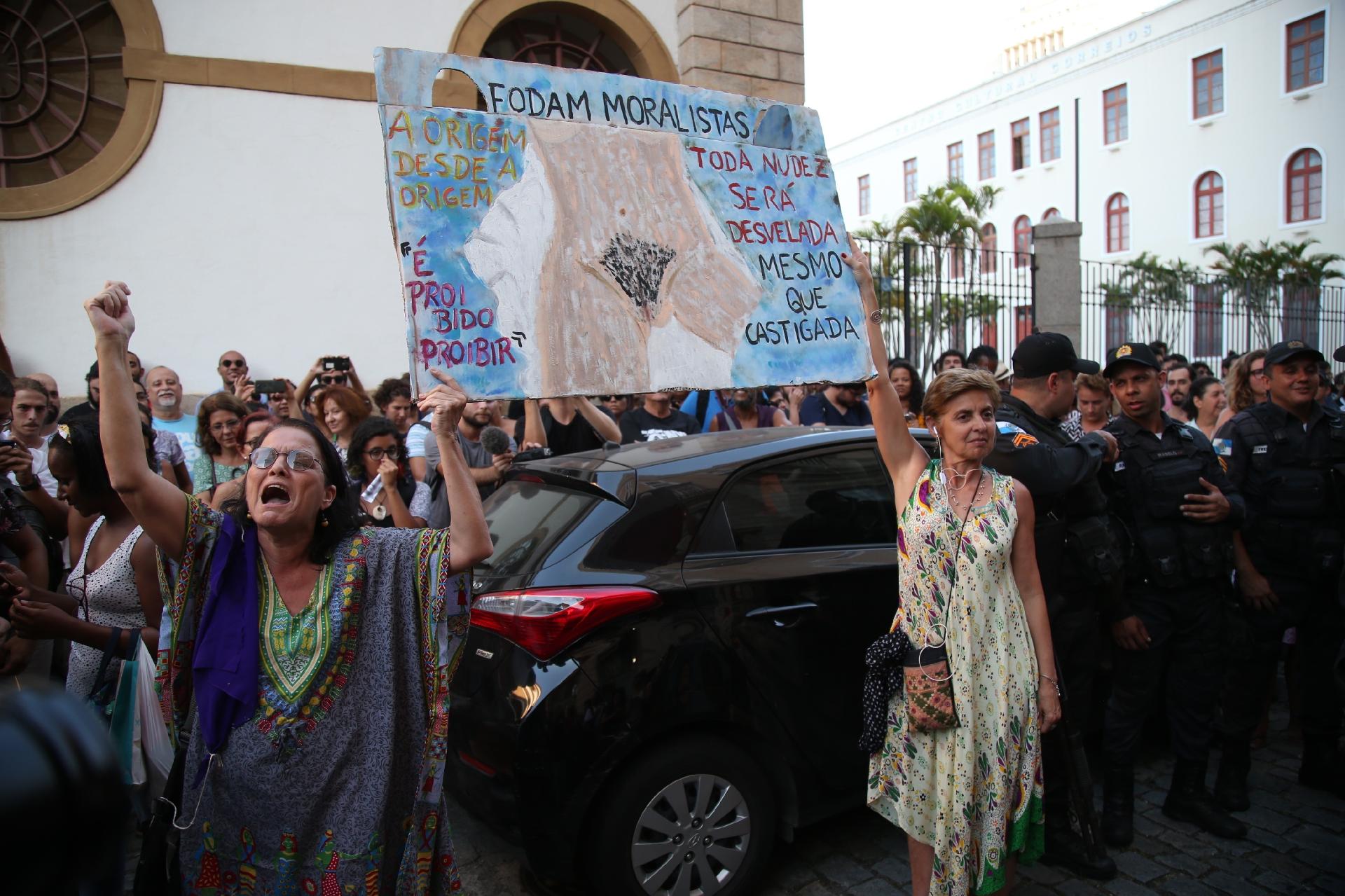 Um grupo entre os manifestantes hostilizou os policiais com frases como "tortura nunca mais", "fascistas não passaram" e até gritos de "quem matou Marielle", em referencia aos 10 meses da morte da vereadora - Julio Cesar Guimaraes/UOL