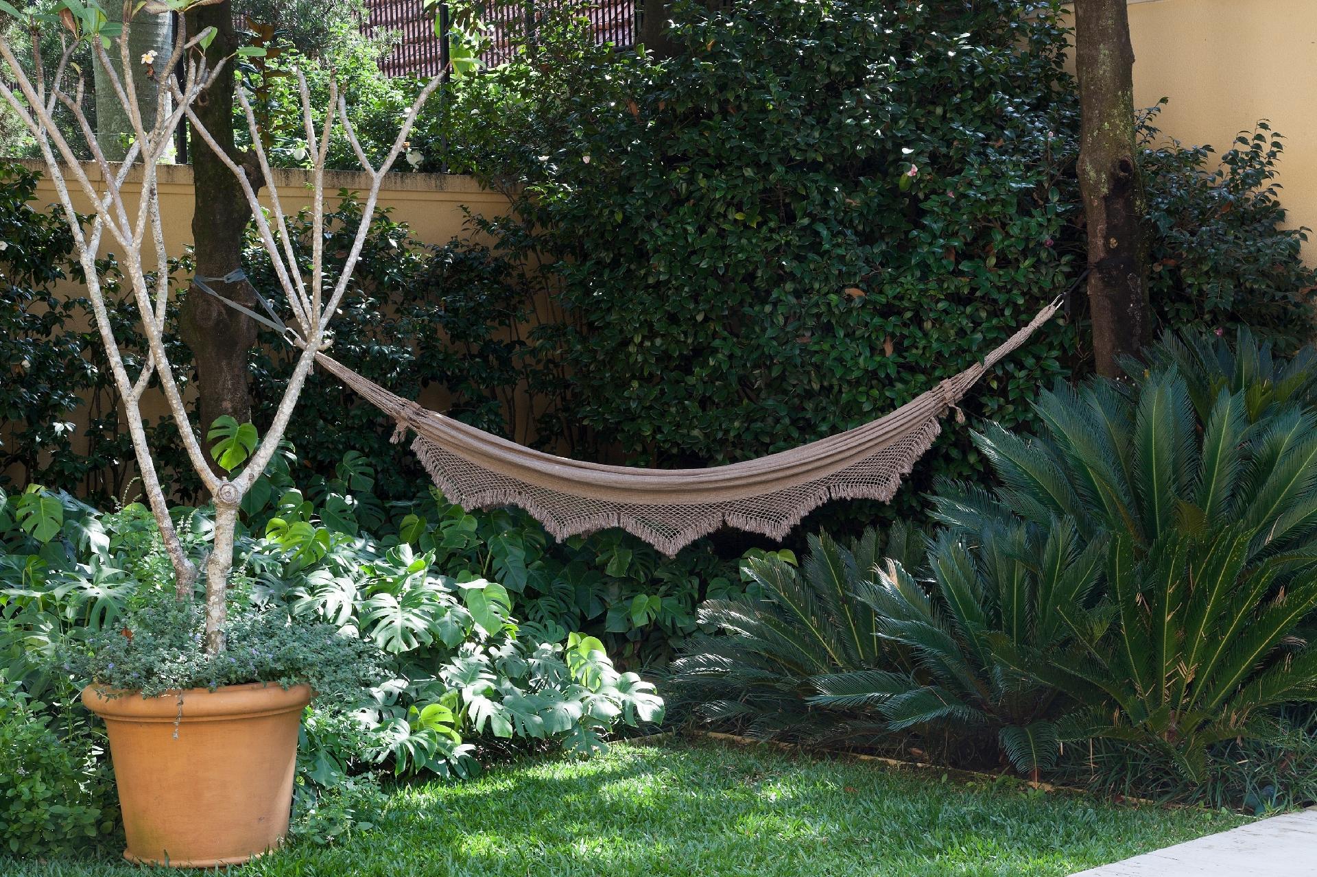 Na opinião do paisagista Gilberto Elkis, uma rede em casa faz muita diferença na qualidade de vida, seja para trazer aconchego, ler ou simplesmente devagar. Prática, ela poder ser removida e mudar de lugar a qualquer momento. Nesta residência, a rede de macramê, comprada em uma feirinha de artesanato, está em um local com luz natural suave, sob a sombra das árvores - Renato Elkis/Divulgação