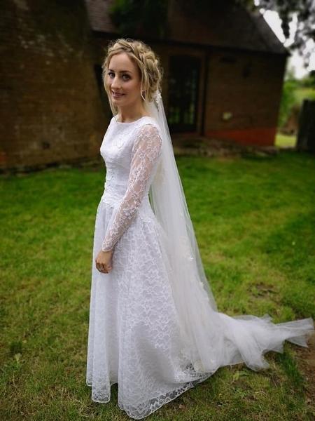 Cat Wilkinson com seu vestido de noiva que comprou em um brechó de York, Inglaterra - Arquivo Pessoal