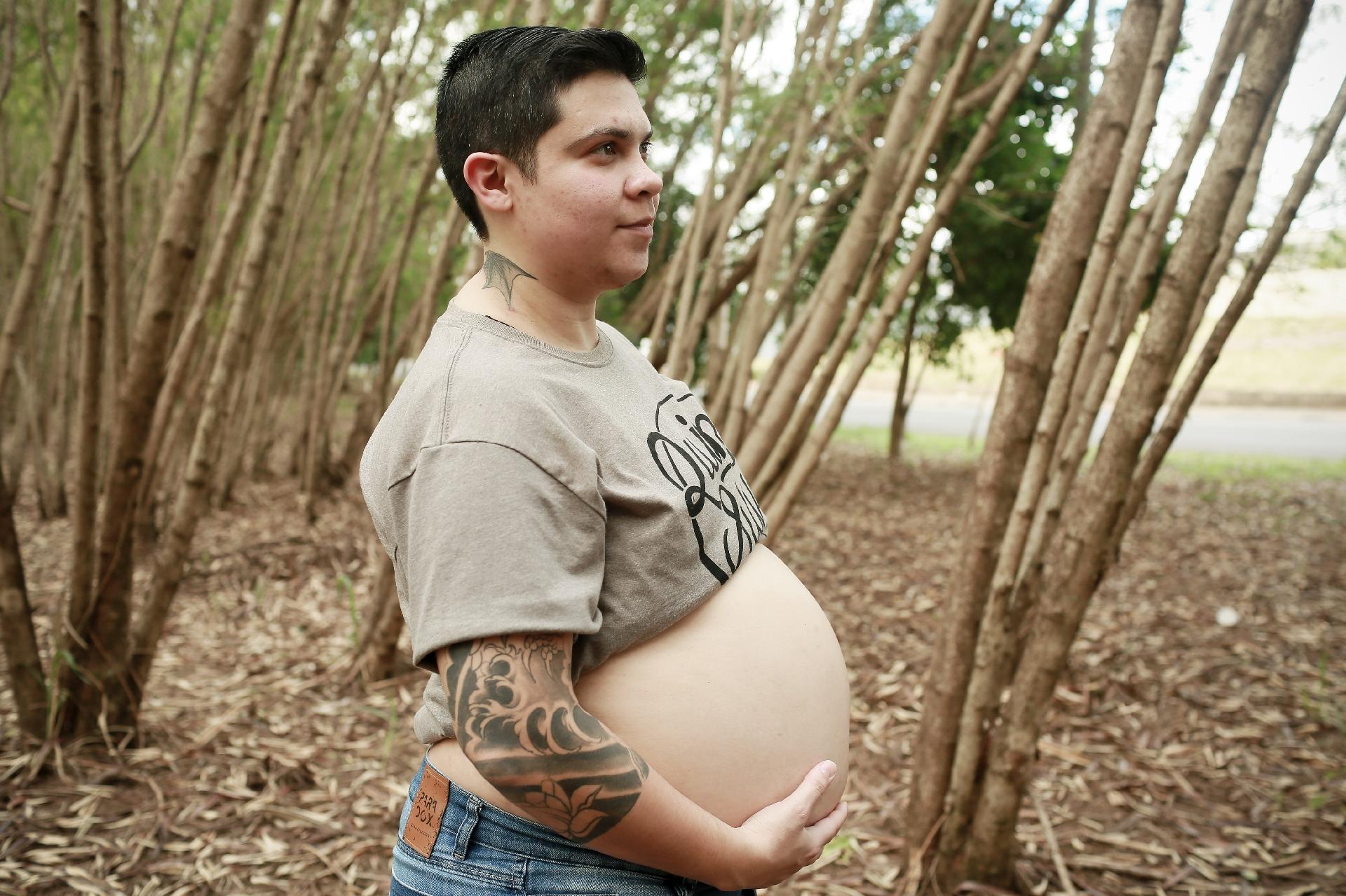 Ele não se olha no espelho durante a gravidez e tem dificuldade de se aceitar: "Passa rápido" - Iwi Onodera/UOL