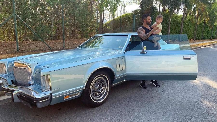 Gusttavo Lima leva caçula para passear em um de seus carros de coleção - Reprodução/Instagram