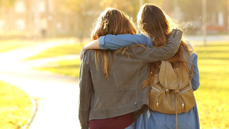 amigas caminhando juntas, fazer as pazes - iStock - iStock