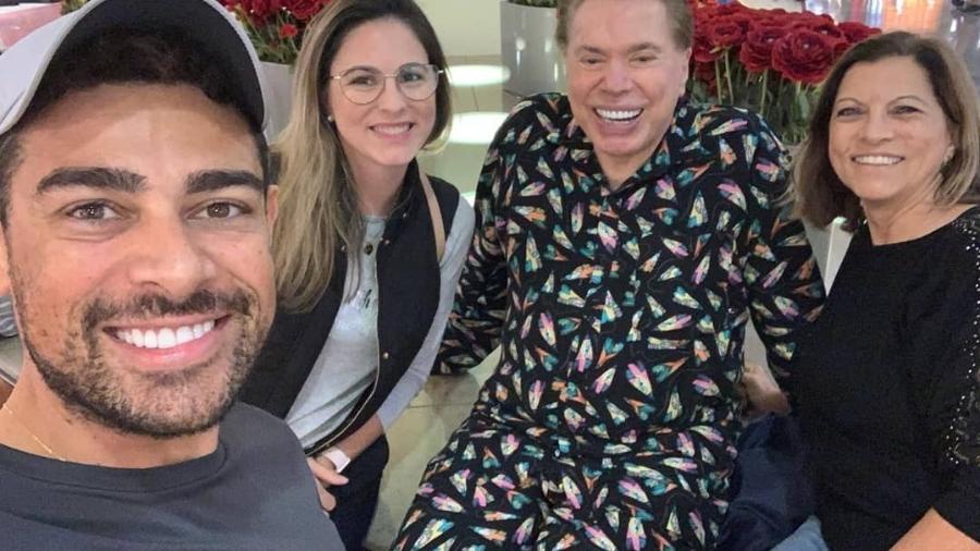 De pijama num shopping em Orlando, Sílvio Santos é reconhecido por fãs - Reprodução/Instagram