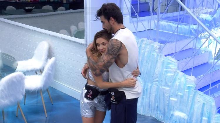 Guilherme e Gabi na cozinha - Reprodução/Globoplay - Reprodução/Globoplay