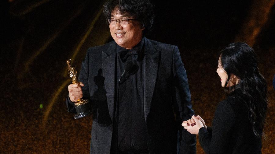 Bong Joon Ho vence o Oscar 2020 por "Parasita" e tradutora o acompanha no palco - Getty Images