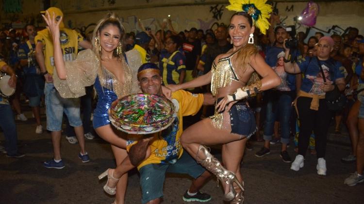 Ana Paula Evangelista (à dir.) posa com Lexa e integrante da Unidos da Tijuca - Rodrigo Mesquita