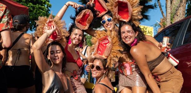 Folia pernambucana | Bloco de mulheres com seios à mostra exalta feminismo libertador em Olinda