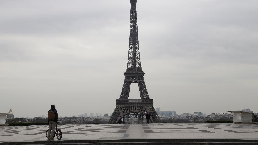 Pontos turísticos e ruas de Paris estão ermas e sem o burburinho habitual de uma metrópole de mais de 2 milhões de habitantes - Ludovic Marin/AFP