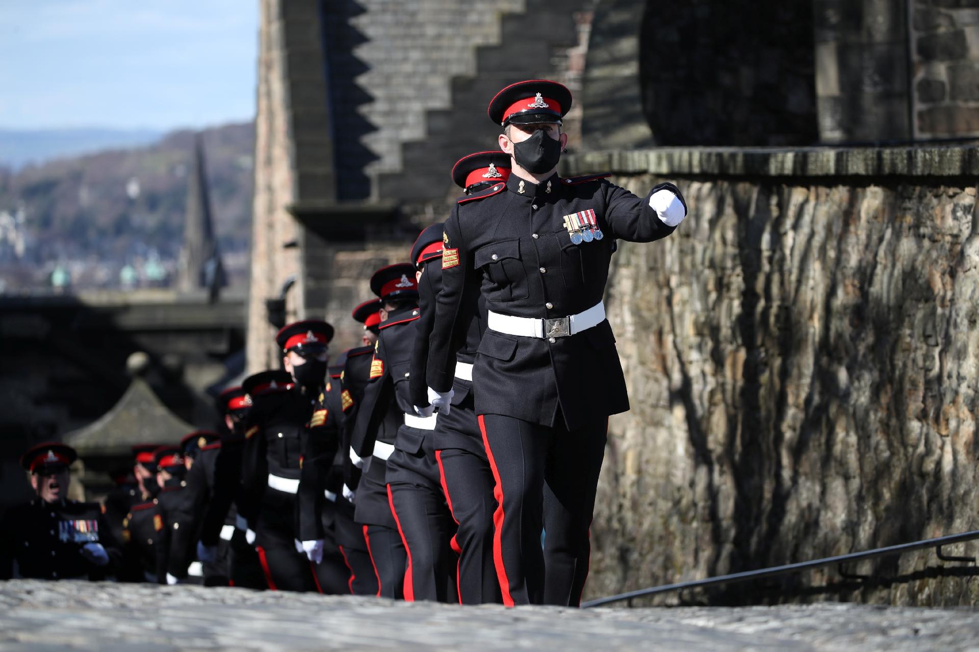 Salvas de tiros e de artilharia foram disparadas no Reino Unido neste sábado (10) para marcar a morte do príncipe Philip - Reuters
