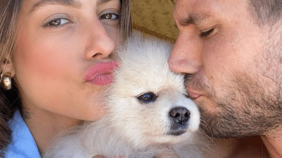 Mari Gonzalez e Jonas Sulzbach com o cachorrinho Marsh - Reprodução/Instagram