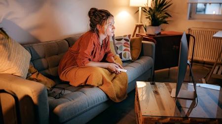 sofá; tedio; cansaço; zapear - iStock - iStock