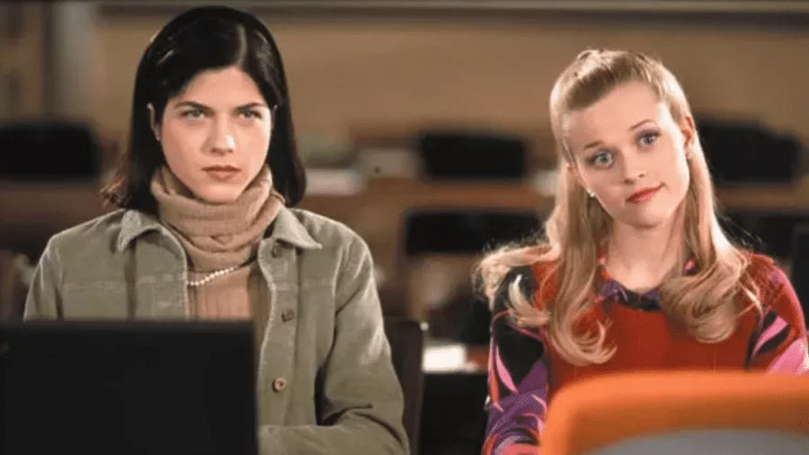 Elle Woods (Reese Witherspoon) e Vivian Kensington (Selma Blair) no filme "Legalmente Loira" - Reprodução