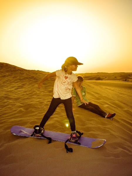 E fazendo sandboard perto de Dubai - Arquivo pessoal - Arquivo pessoal