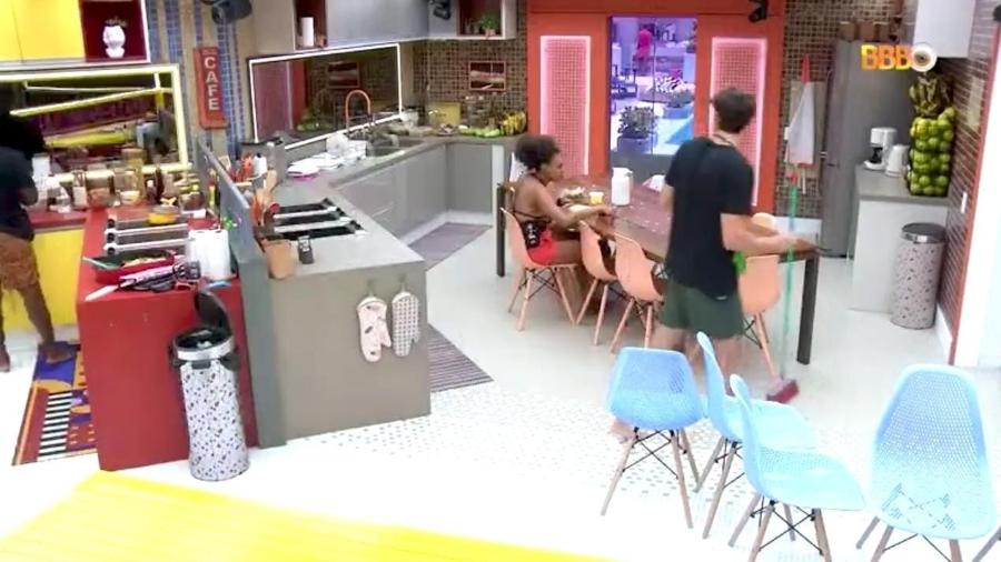 BBB 22: Lucas flerta com Jessilane na cozinha - Reprodução/Globoplay