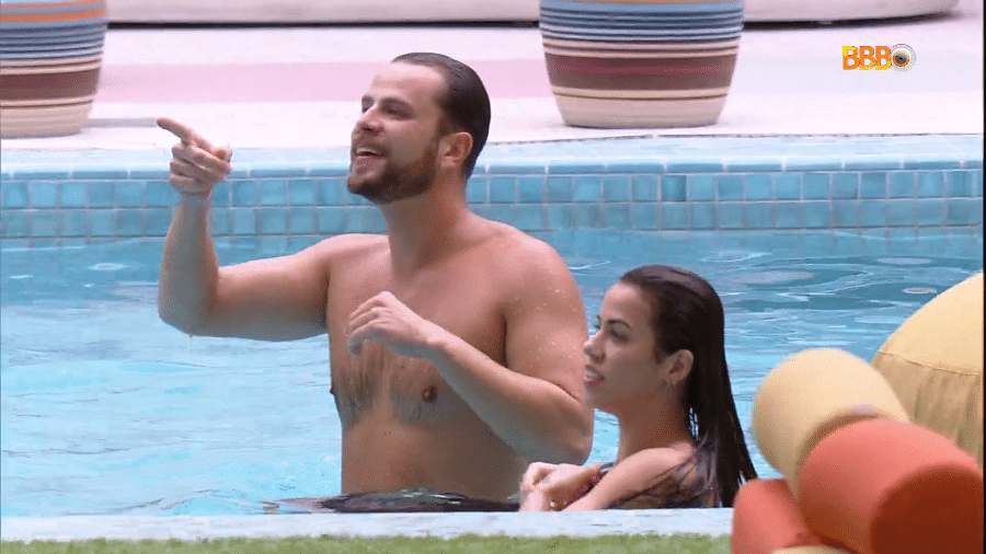 BBB 22: Gustavo e Larissa tomam banho de piscina - Reprodução/Globoplay