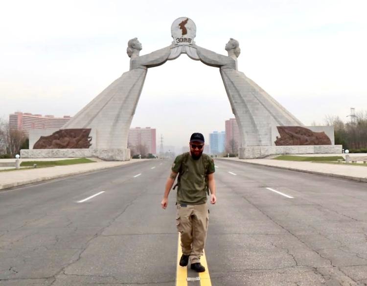 Marcos Delacumbre no monumento da unificação das Coreias - Arquivo pessoal - Arquivo pessoal