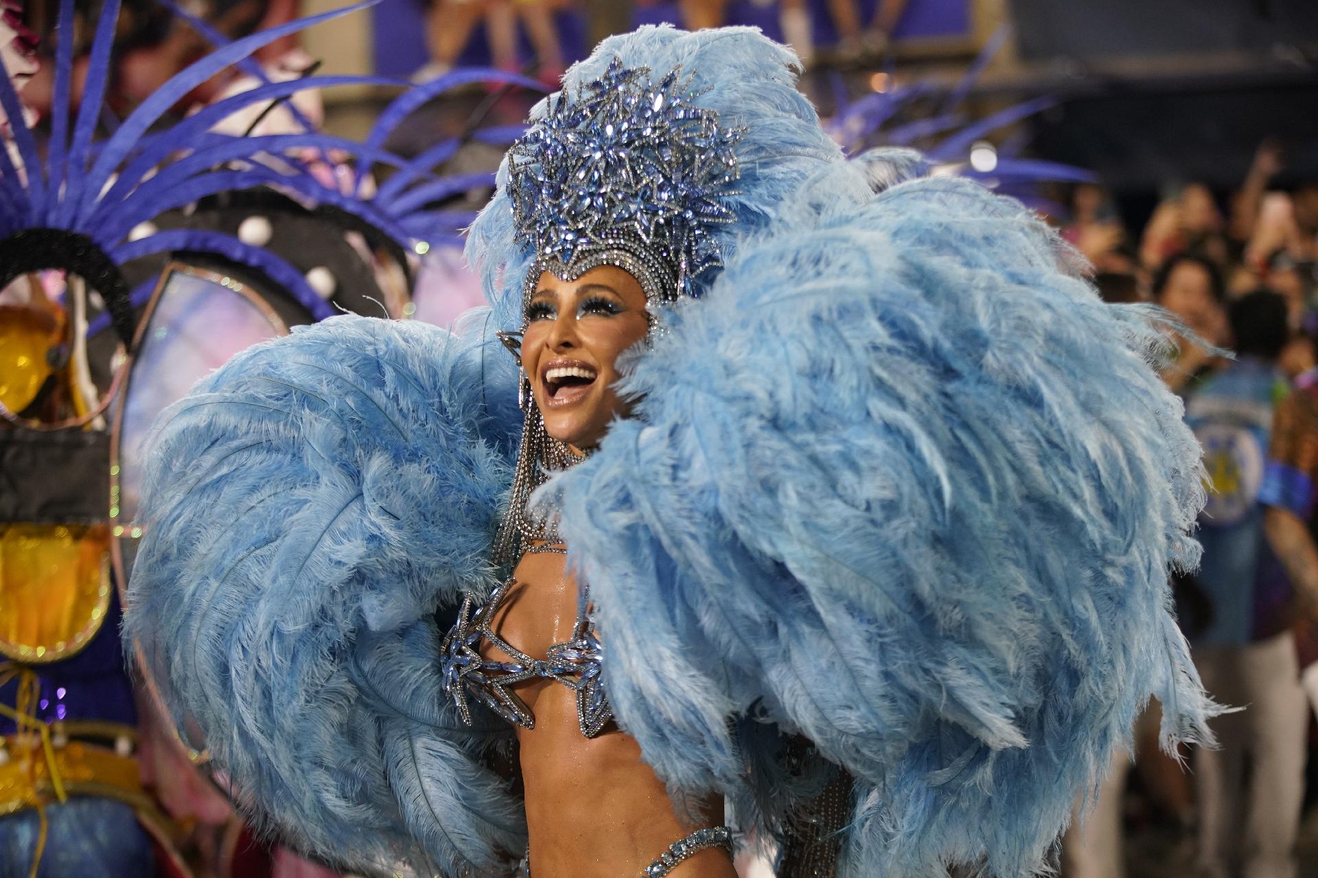 23.abr.2022 - Sabrina Sato desfila pela Vila Isabel - Ricardo Borges/UOL