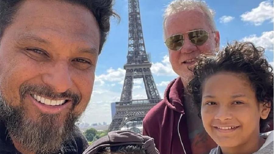 Luiz Fernando Guimarães ao lado dos filhos e do marido, Adriano Medeiros, em Paris - Reprodução/Instagram