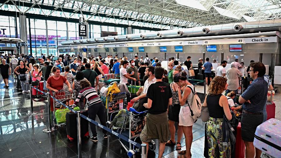 Passageiros no Aeroporto de Fiumicino, em Roma - AFP