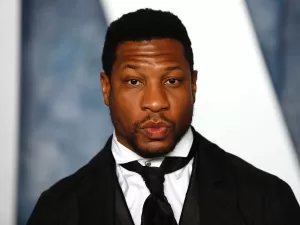 Ex-namorada retira acusações de agressão e difamação contra Jonathan Majors