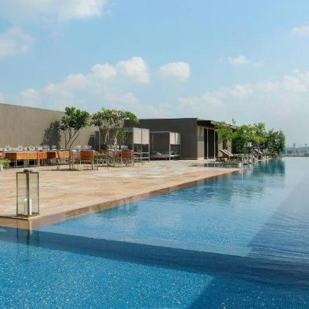 A piscina do hotel Roseate House, em Nova Délhi, na Índia - Divulgação