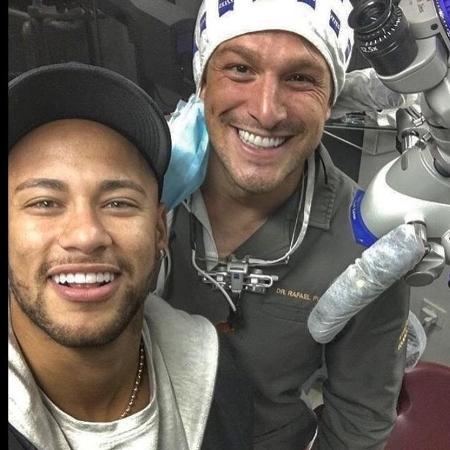 O jogador Neymar e o dentista Rafael Puglisi, em 2017